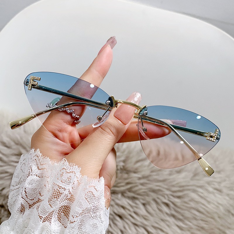 Vintage Fashion Shop - Fashionable vintage and unique small-frame diamond-studded